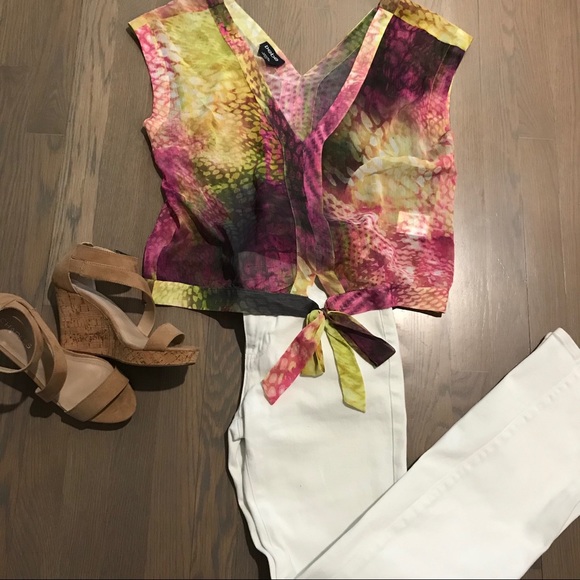 bebe Tops - 🌸Bebe NWOT slvls tie frnt top.Pink,yellow M